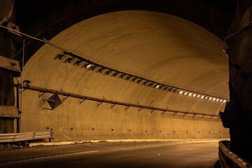 Entrada a t&uacute;nel de noche solitario