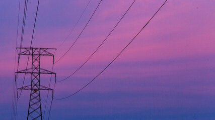 Torre de electricidad con atardecer de fondo