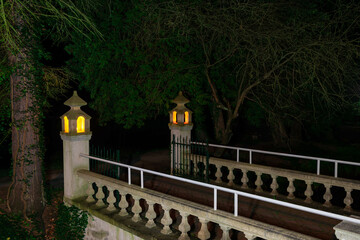 Japońskie lampiony w parku w mieście Iłowa, rozświetlone światłem umieszczonych w nich świec. - obrazy, fototapety, plakaty