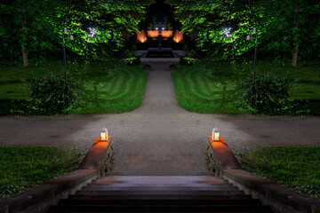 Park w mieście Iłowa w Polsce w nocnej scenerii. Ciemności rozświetlają lampiony ustawione na kamiennych schodach. © boguslavus