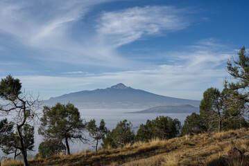 Fototapeta premium montaña bajo el cielo 
