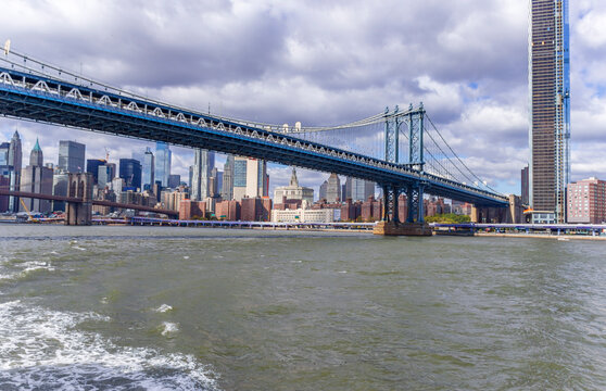 A picture of Manhattan Bridge in New York City, USA. In the picture one can see the East River, One Manhattan Square and Manhattan skyline