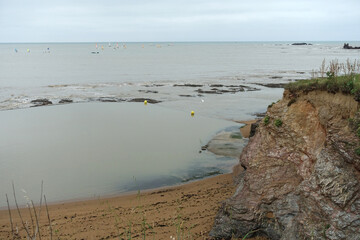 Plage de Vendée avec bassin d'eau de mer
