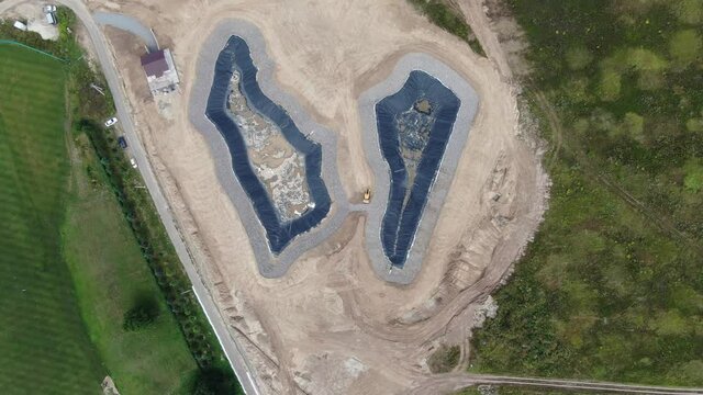 Construction of a golf club with artificial lakes
