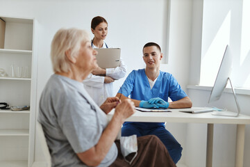 Obraz premium female patient communicates with doctor and nurse assistant