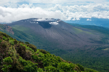 Fototapeta premium 宮崎県えびの市、小林市、鹿児島県霧島市の韓国岳と大浪池を登山している風景 Scenery of climbing Mt. Kankoku and Onami Pond in Ebino City, Kobayashi City, Miyazaki Prefecture and Kirishima City, Kagoshima Prefecture.