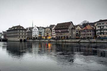 Fototapeta na wymiar Zürich reflection over Water
