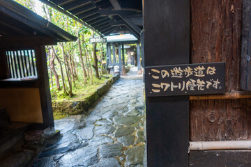 熊本県阿蘇郡南小国町の黒川温泉を観光している風景 Scenery of sightseeing at Kurokawa Hot Spring in Minami-Oguni Town, Aso County, Kumamoto Prefecture.