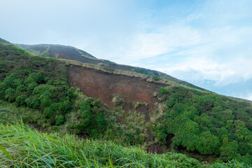 Obraz premium 熊本県阿蘇市の烏帽子岳、阿蘇山を登山をしている風景 Scenery of climbing Mount Eboshi-dake and Mount Aso in Aso City, Kumamoto Prefecture. 