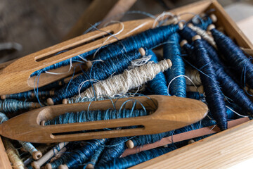 藍染め生糸巻き