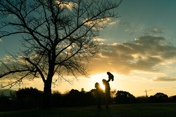 親子の夕日シルエット