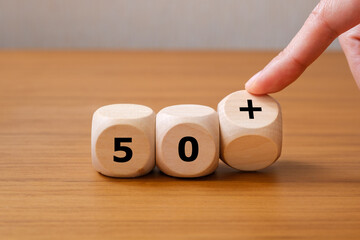 50代以上　サイコロの目を変える手
