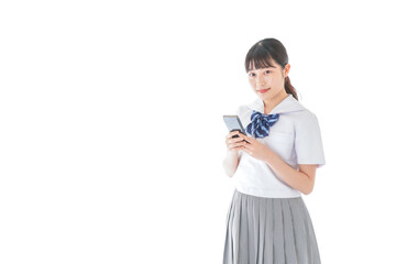 スマホを使う制服姿の女子学生