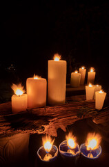 Velas prendidas ambar