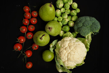 Owoce i warzywa, zielone i żółte z czerwonym pomidorem - obrazy, fototapety, plakaty
