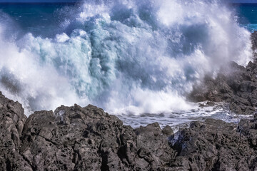 Mer en furie près des côtes , île de la Réunion 