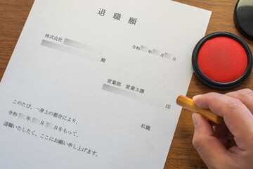 会社で働くサラリーマンが辞職を決意し作成し、押印して提出する退職願...
