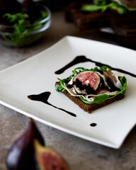 Sandwich with fig, burrata, rocket and prosciutto