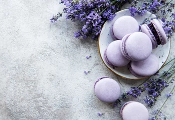 Plexiglas foto achterwand French macarons with lavender flavor and fresh lavender flowers © Olena Rudo