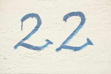 blaue Hausnummer Nr.Zweiundzwanzig auf weisse Hauswand gemalt, Deutschland, Europa