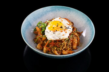 Meat with vegetables, sesame seeds and pasta