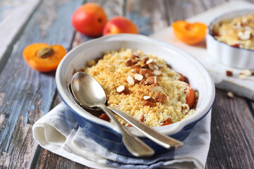 Apricot crumble with almond flour 