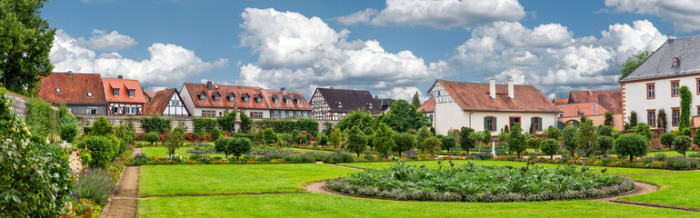 Fototapeta na wymiar Der Klostergarten von Seligenstadt in Hessen