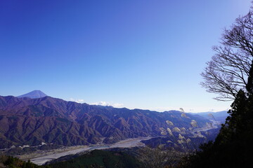 空と山