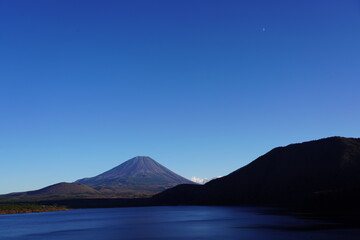 富士山と月