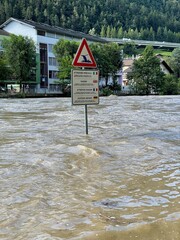 Cartello ATTENZIONE PIENA inondato