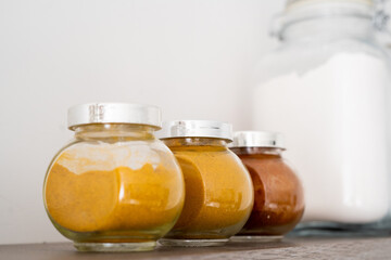 Épices sur étagère en bois