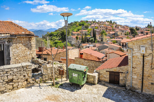 The mountain village of Lofu, known since the 14th century, by its name (lofos - hill) describes the features of the local landscape. Stone-paved streets climb on gentle slopes       