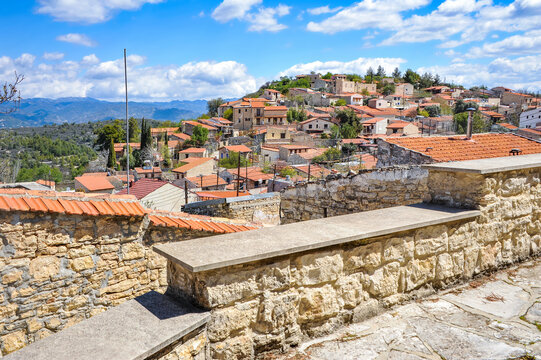 The mountain village of Lofu, known since the 14th century, by its name (lofos - hill) describes the features of the local landscape. Stone-paved streets climb on gentle slopes       