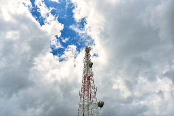Obraz premium White clouds on blue sky with Telecommunication towers.