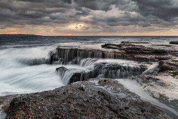 Obraz premium cascades on the rocks at coast