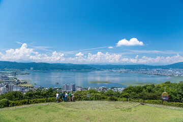 立石公園からの諏訪湖の風景を眺める少年たち。
日本の有名観光地。