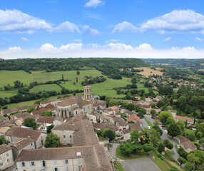 Fototapeta na wymiar Cité médiévale du sud de la France, vue de haut, village de Montcuq
