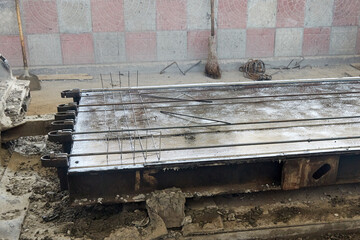 form with prestressed reinforcement for the production of floor slabs