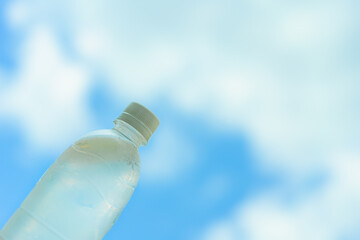 スポーツドリンクと青空