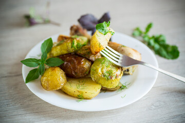 Early baked potatoes with zucchini and chicken