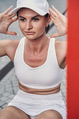 Collected sportsperson lifting her body on training equipment