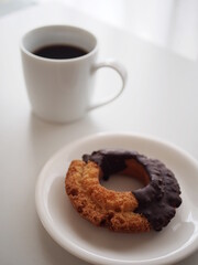 チョコレートがけドーナツとコーヒー