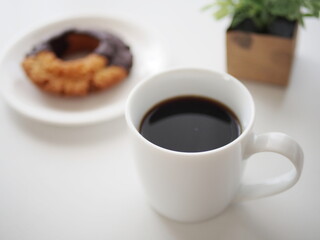 コーヒーとチョコレートがけドーナツ