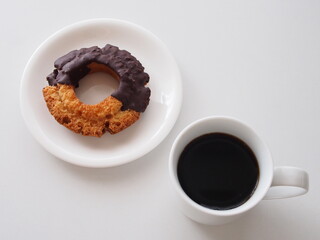 コーヒーとチョコレートがけドーナツ