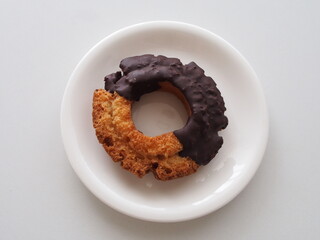 チョコレートをかけたオールドファッションドーナツ