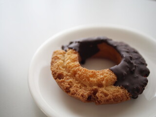 チョコレートをかけたオールドファッションドーナツ