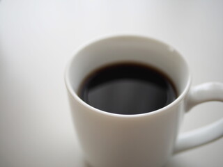 白いカップに入ったコーヒー