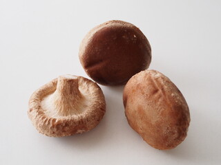 白いテーブルに三つ置かれた椎茸