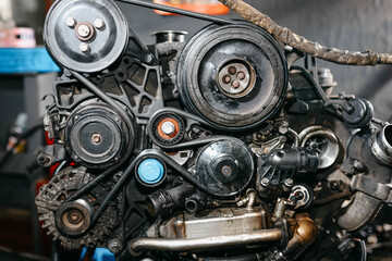 engine removed from the car, engine repair, replacement of drive belts, rollers, chains.