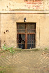 Fototapeta na wymiar Fenster zu einem Keller mit einem Gitter verschlossen